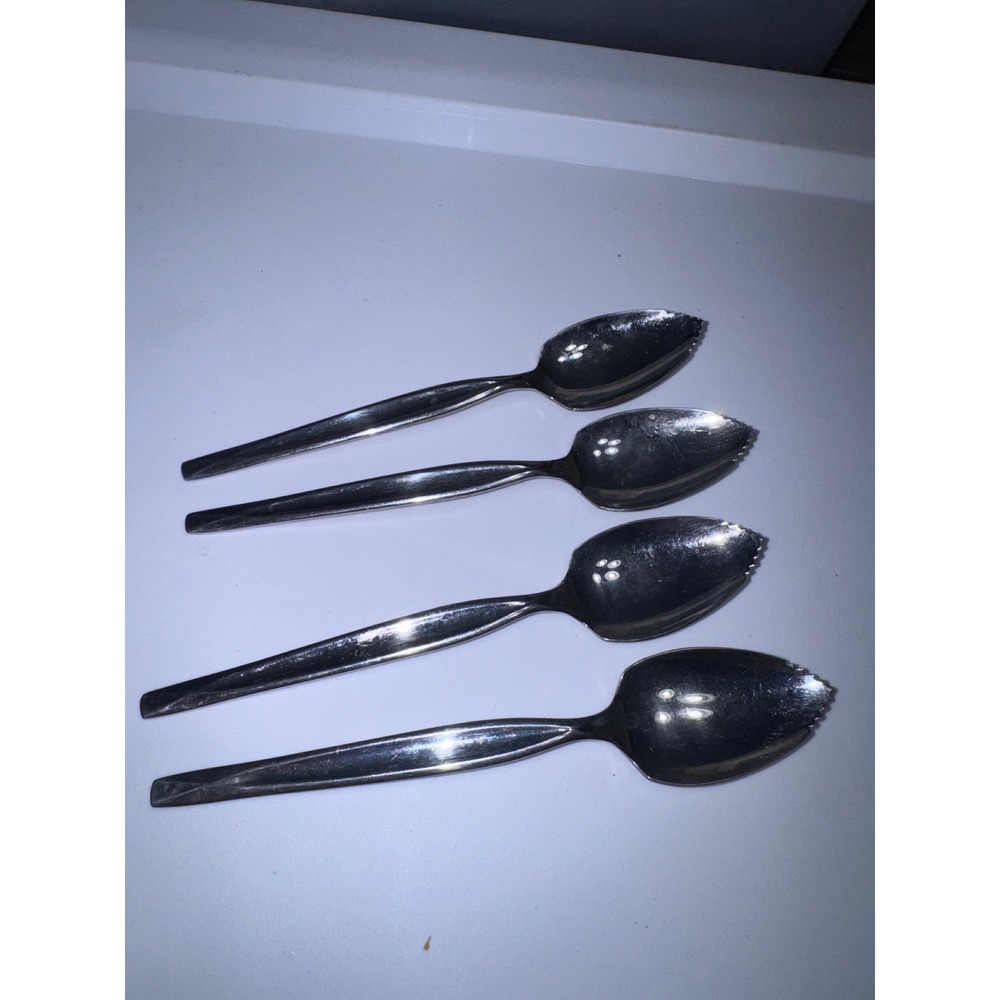 Vintage Wm Rogers Mfg Co Stainless USA Grapefruit Spoons Serrated Set of 4 6in